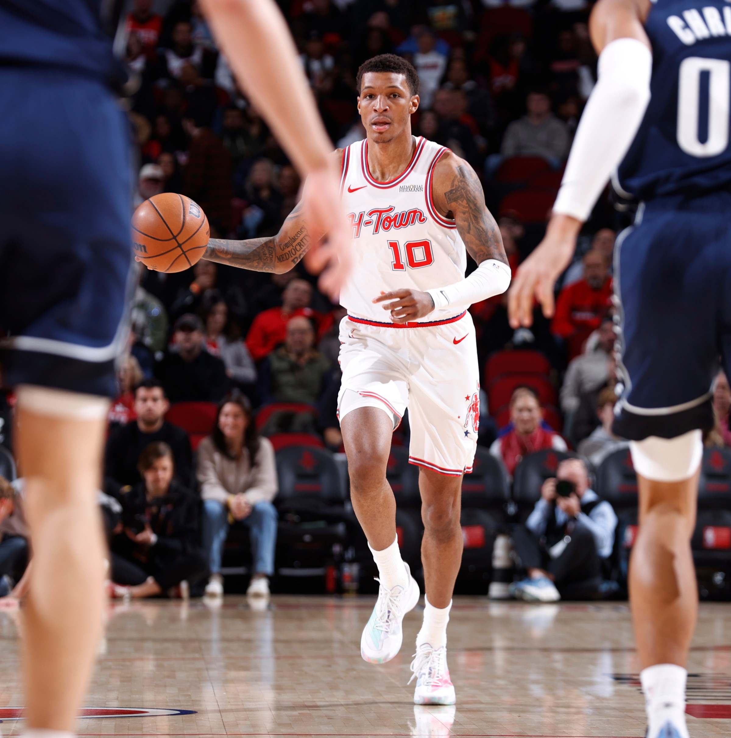 Houston overcomes infection by Dallasites, wins 111-107